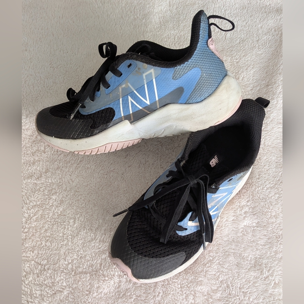 New Balance Kids Black and Light Blue Lace Up Athletic Shoes. Size 1